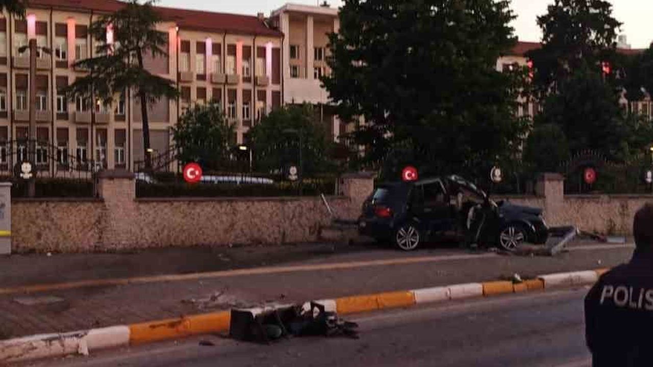 Balıkesir'de istinat duvarına çarpan otomobilin sürücüsü yaşamını yitirdi