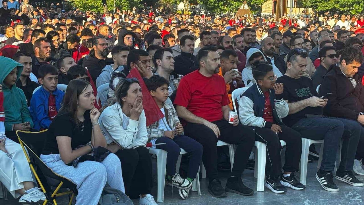 Balıkesir'de milli heyecan dev ekranlarda izlendi