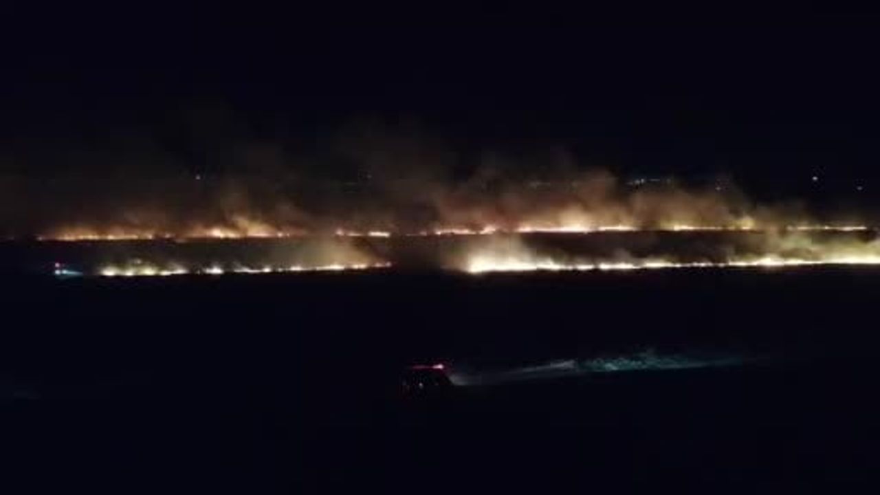 Balıkesir’de otluk alandaki yangın geceyi aydınlattı