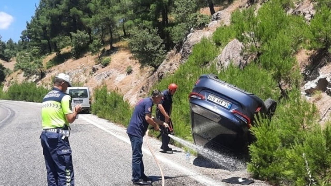 Balıkesir'de tıra arkadan çarpan otomobil takla attı: 4 yaralı