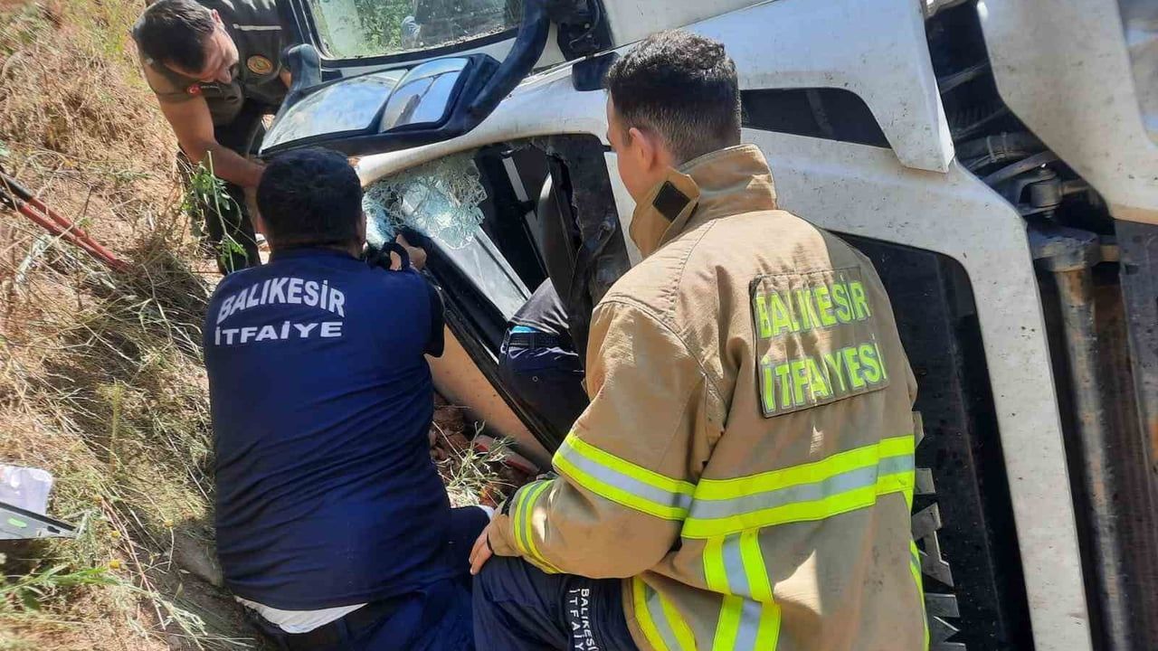 Balıkesir Sındırgı'da kamyon kazasında sürücü itfaiye tarafından kurtarıldı