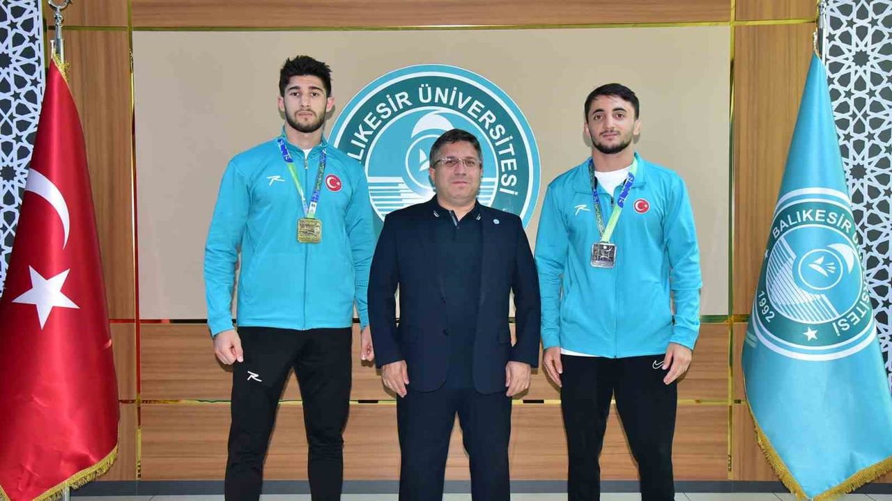 Balıkesir Üniversitesi dünya şampiyonlarından rektör Yücel Oğurlu'ya ziyaret