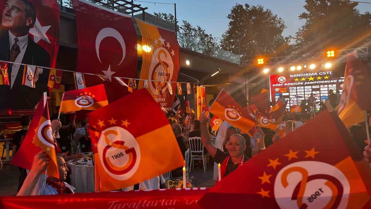 Bandırma'da '4/4' Şampiyonluk Gecesi: Galatasaray'ın 26. şampiyonluğu kutlandı