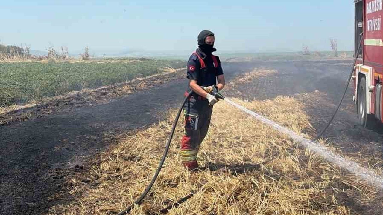 Bandırma'da anız ve ekili alanda çıkan yangın itfaiye tarafından söndürüldü