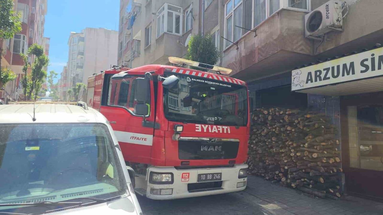 Bandırma'da davlumbaz kaynaklı yangın itfaiyenin müdahalesiyle söndürüldü