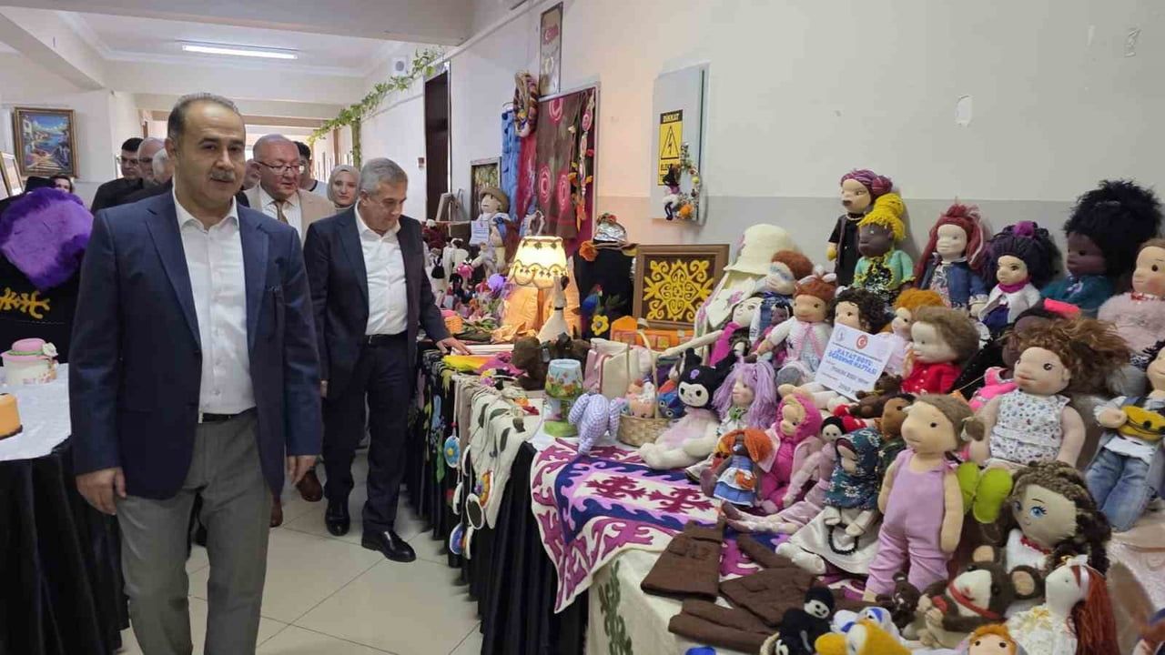 Bandırma'da Hayat Boyu Öğrenme Şenliği ve Yıl Sonu Sergisi Açıldı