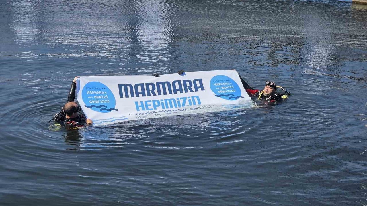 Bandırma'da Marmara Denizi Günü'nde deniz dibi temizliği: maket dinozor çıkarıldı