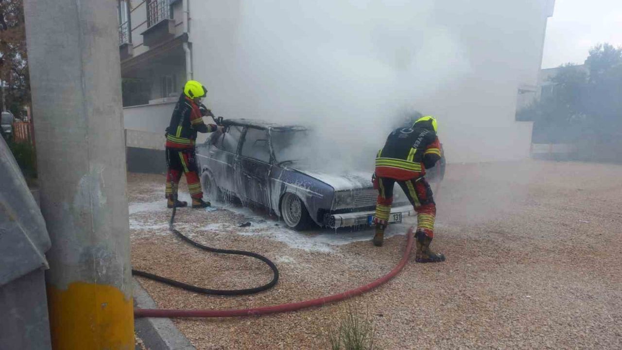 Bandırma'da park halindeki otomobilde çıkan yangın itfaiye ekiplerince söndürüldü