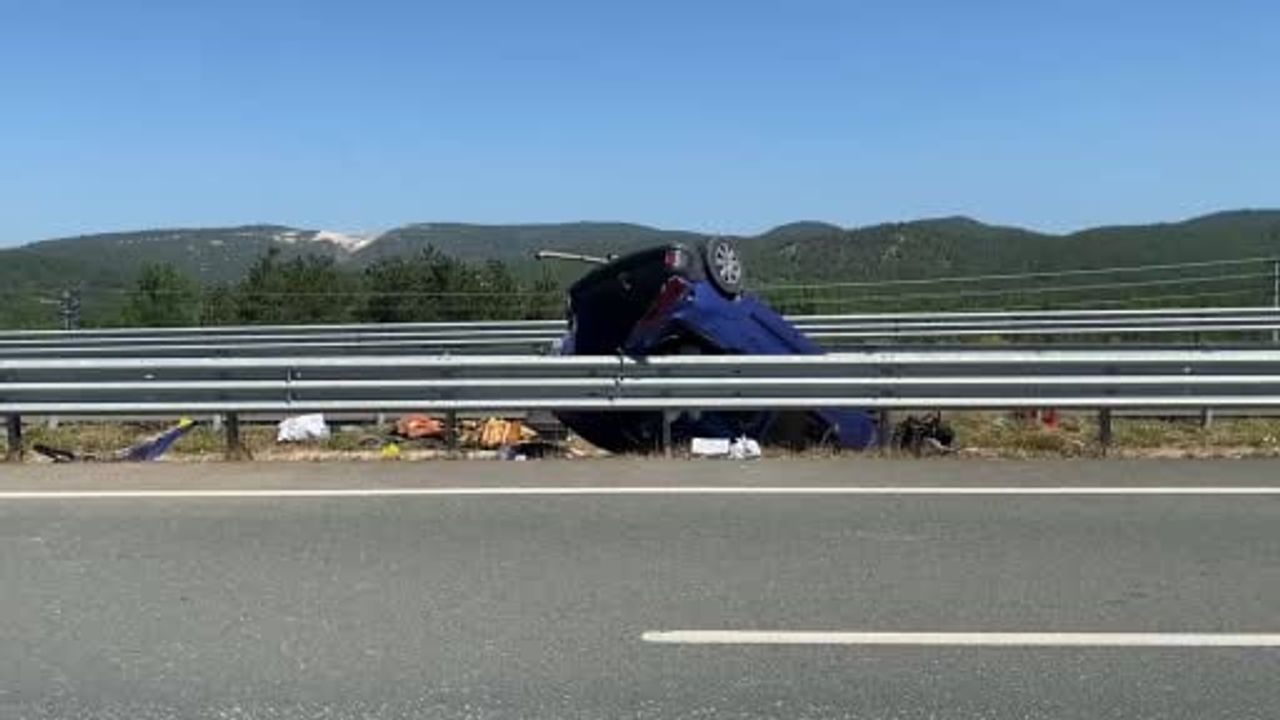 Bariyerlere çarpan hafif ticari araç ters döndü: 3 yaralı