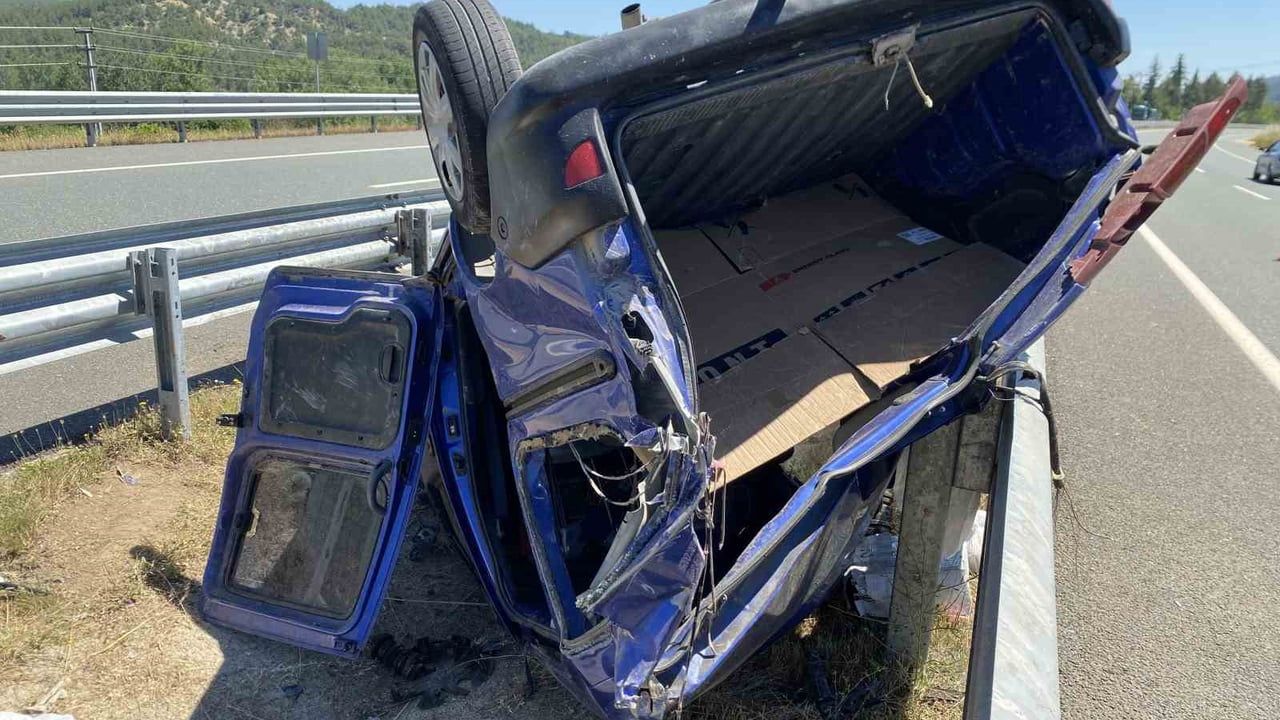 Bariyerlere çarpan hafif ticari araç ters döndü: 3 yaralı