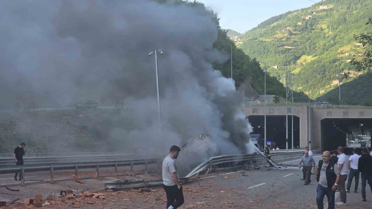 Bariyerlere çarpan kiremit yüklü tırda yangın çıktı
