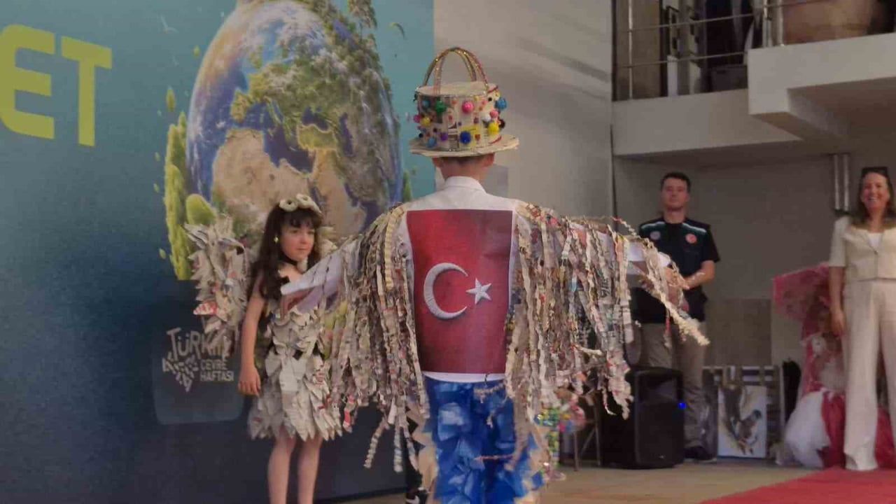 Bartın'da 'Dünya Bize Emanet' etkinliğinde atık kostümler ile KAAN ve TOGG maketleri ilgi gördü