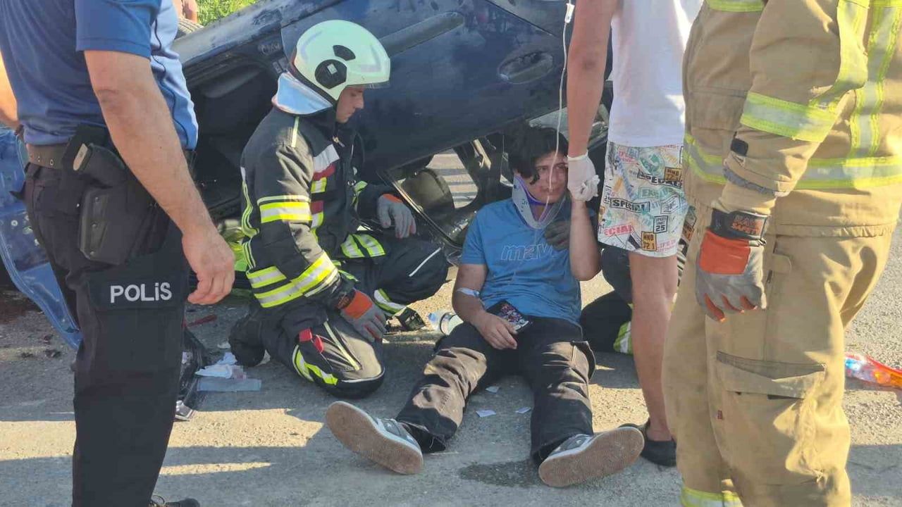 Bartın'da motosikletin çarptığı otomobil devrildi: 4 yaralı