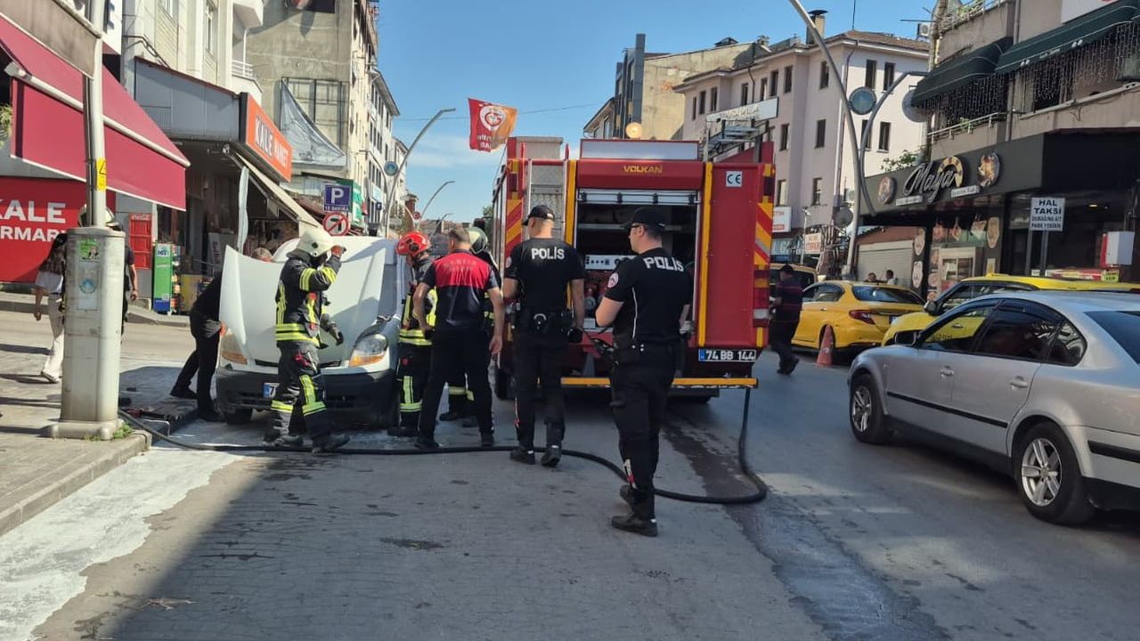 Bartın'da seyir halindeki araçta çıkan yangın söndürüldü