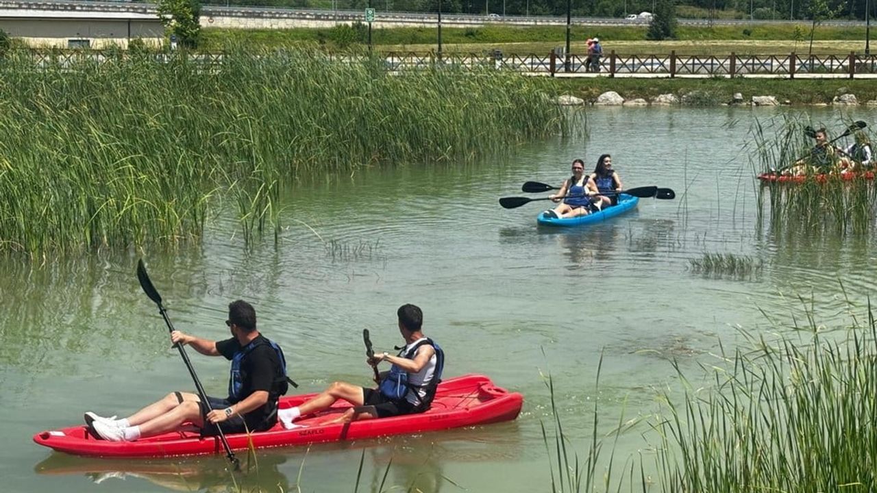 Bartın Üniversitesi öğrencileri Kutlubey Yerleşkesi'nde doğal gölette kano eğitimi aldı