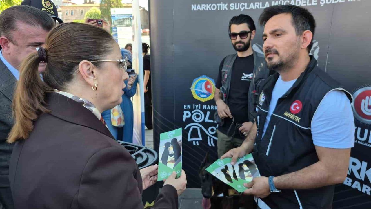 Bartın valisi çocuklarla çizgi film izledi, dijital bağımlılığa karşı uyardı