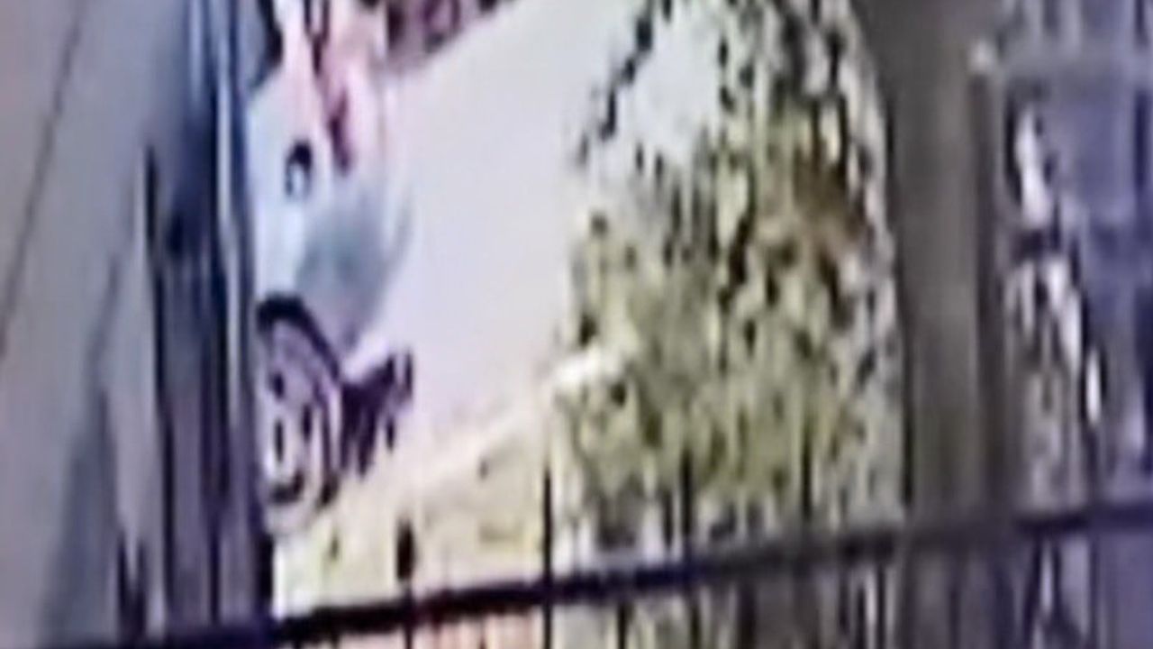 Başakşehir'de geri manevra yapan aracın altında kalan 7 yaşındaki çocuk hafif sıyrıklarla kurtuldu