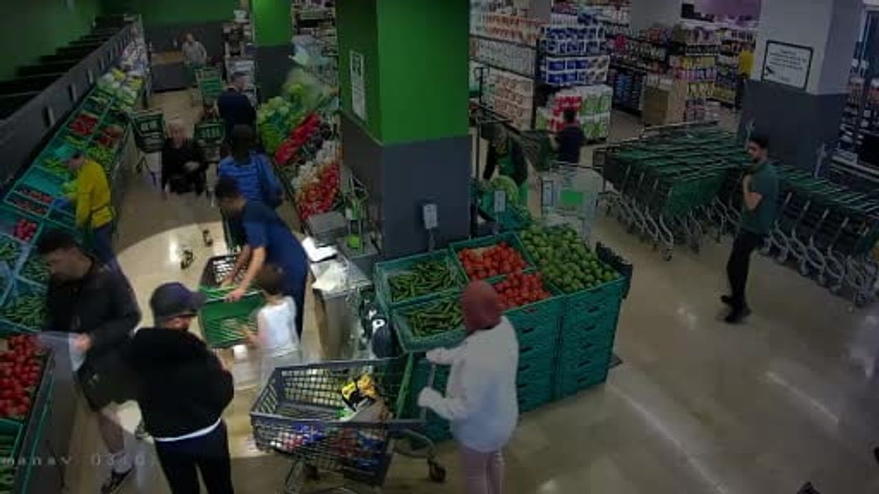 Başakşehir'de markette çanta hırsızlığı güvenlik kamerasına yansıdı