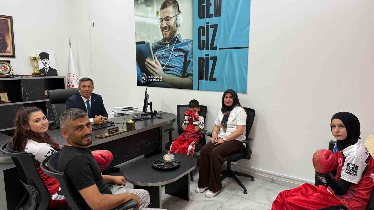 Başarılı sporculardan Beylikova gençlik ve spor ilçe müdürü Mehmet Gülmez’e ziyaret