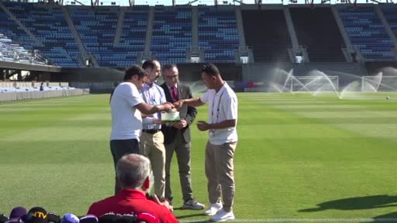 Basın mensuplarından Montella'ya doğum günü sürprizi