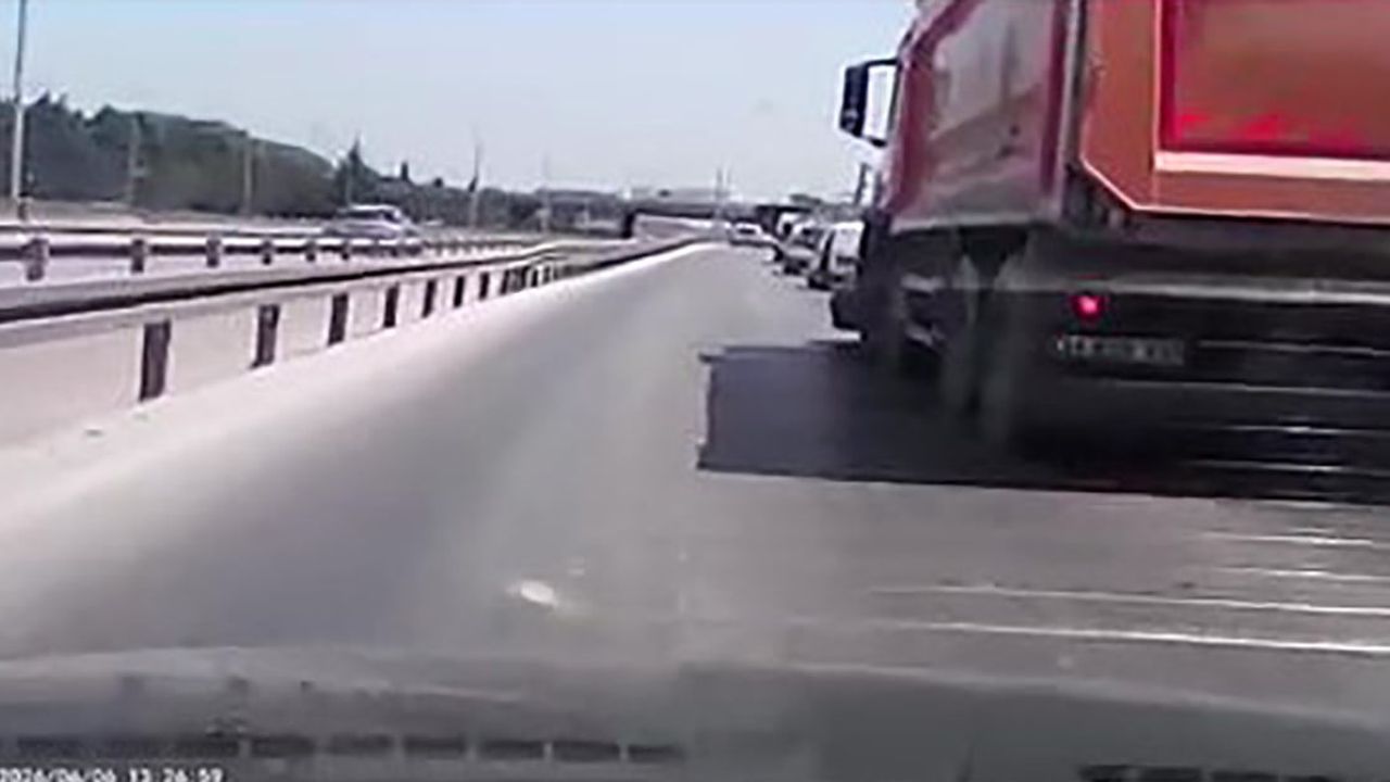Başiskele'de kamyonla çarpışan otomobil metrelerce sürüklendi, kaza anı araç kamerasında