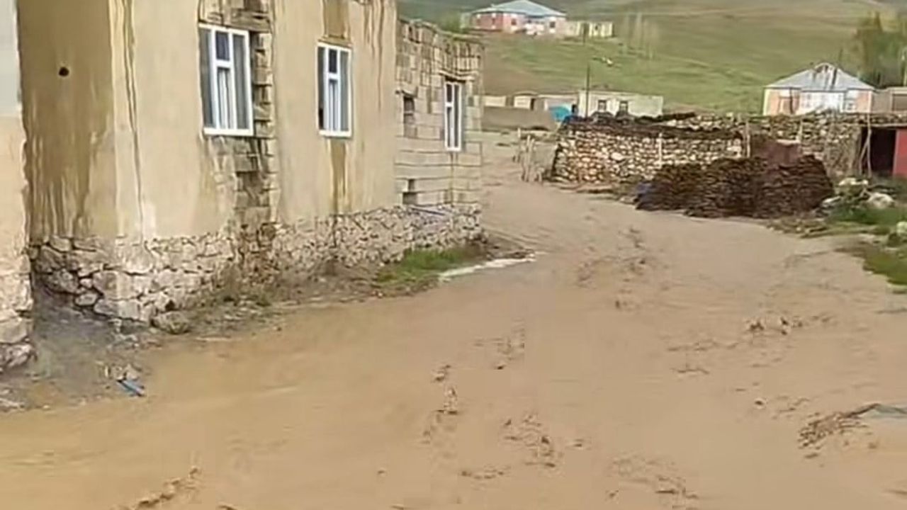 Başkale'de sağanak sonrası sel yolları kapattı ve tarım arazileri zarar gördü