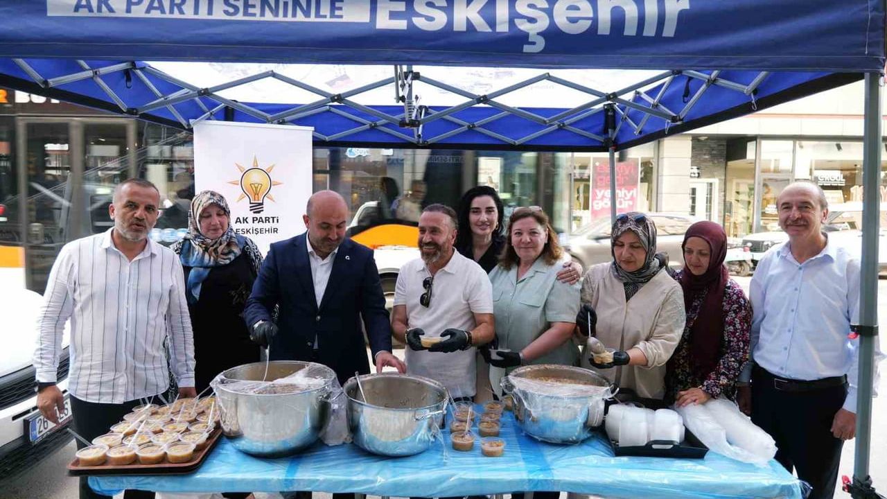 Başkan Albayrak vatandaşlara aşure ikram etti