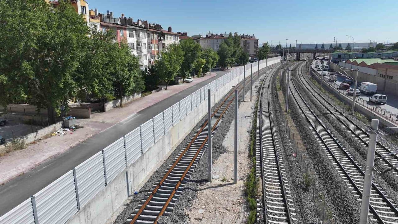 Başkan Altay: banliyö hattında tren kaynaklı gürültüye karşı ses bariyeri kuruluyor