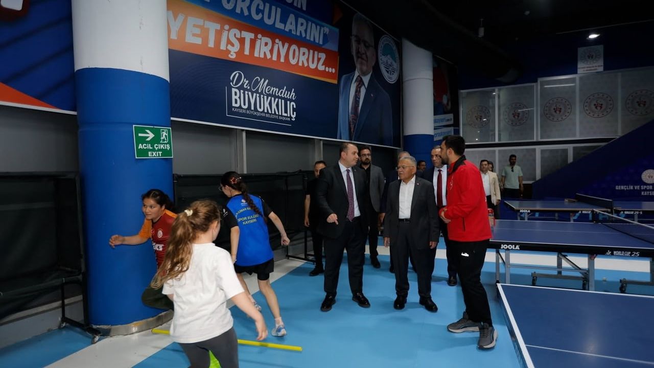 Başkan Büyükkılıç Kayseri'de masa tenisi salonunu ziyaret etti: 'Geleceğin sporcularını yetiştiriyoruz'