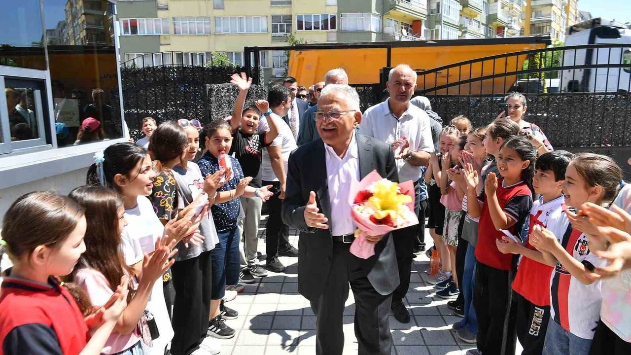 Başkan Büyükkılıç Kayseri'de Okullarda Düzenlenen Bahar Şenliklerine Katıldı ve Eğitim İşbirliğini Vurguladı