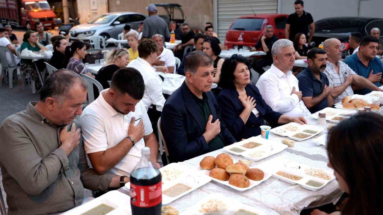 Başkan Cemil Tugay Kınık’ta muharrem lokmasını paylaştı