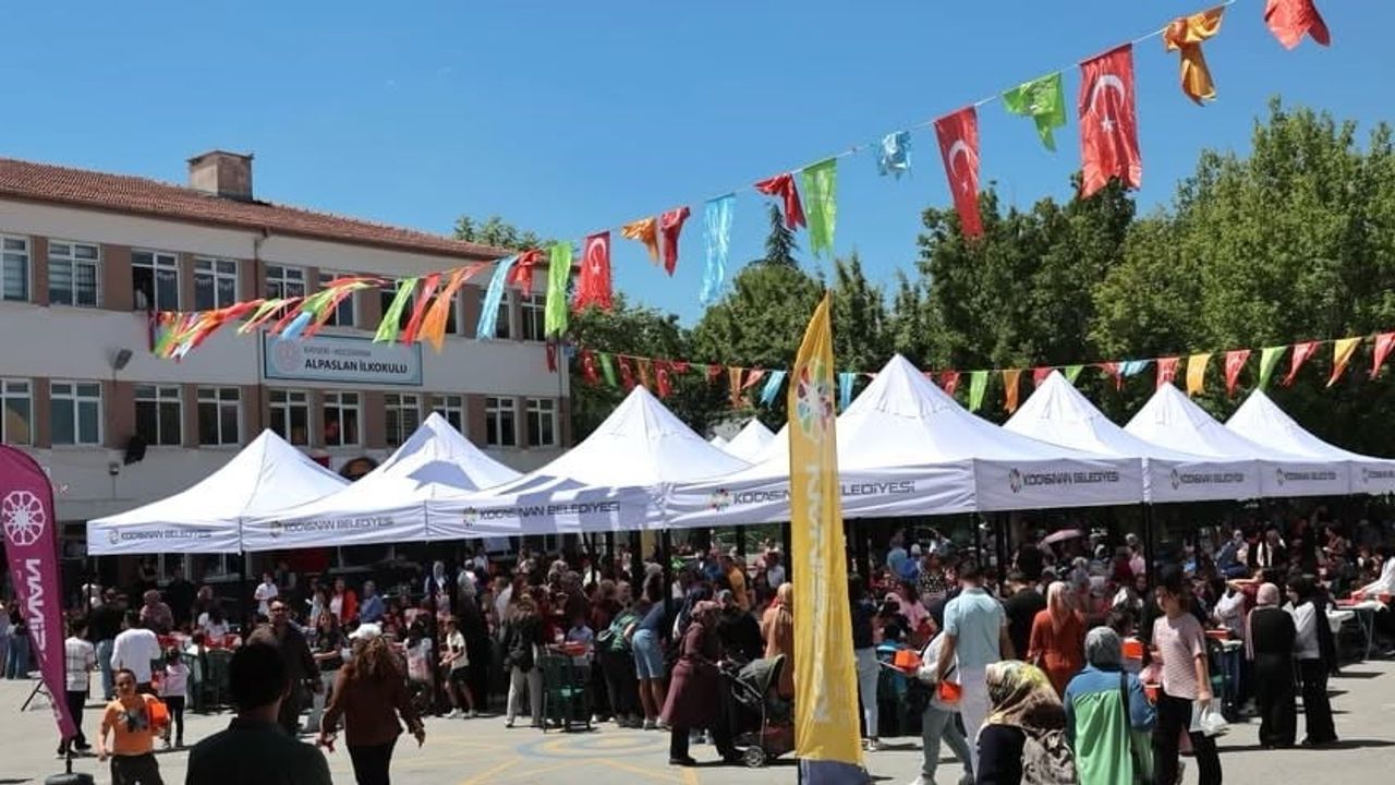 Başkan Çolakbayrakdar karne sevinci yaşayan öğrencileri tebrik etti