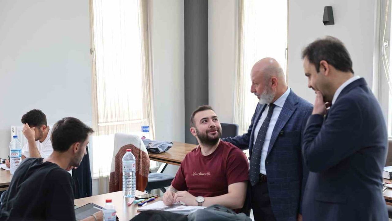 Başkan Çolakbayrakdar, Sinan Kütüphanelerinde sınava girecek öğrencilere başarı diledi