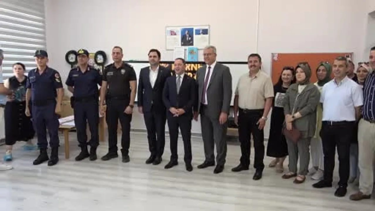 Başkan Elbi öğrencilere tablet sözünü yerine getirdi
