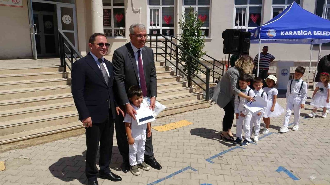 Başkan Elbi sözünü tuttu, Karabiga'da çocuklar tablet aldı