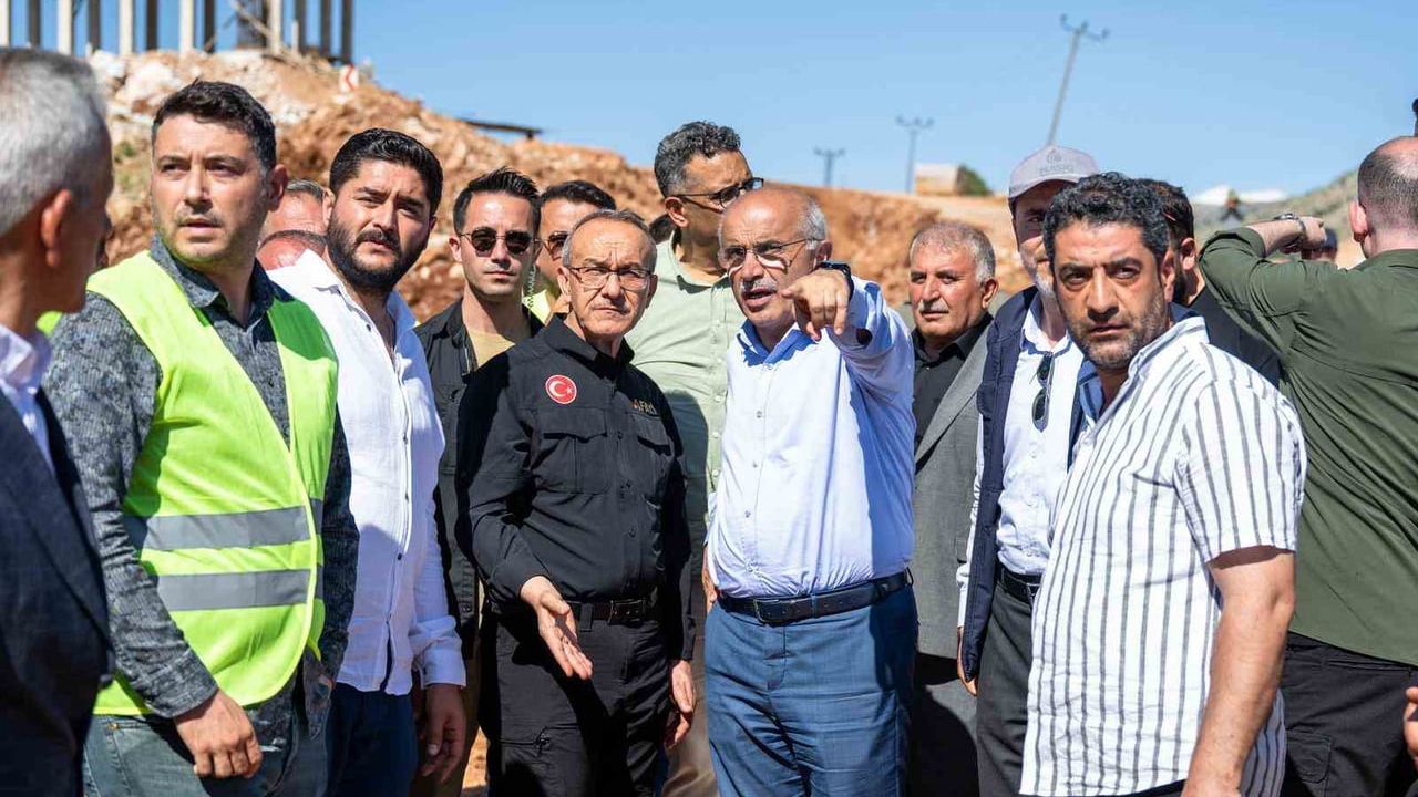 Başkan Er Doğanşehir’de deprem sonrası konut ve cami çalışmalarını inceledi