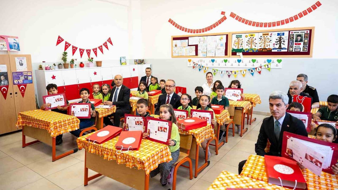 Başkan Er öğrencilerin karne heyecanına ortak oldu