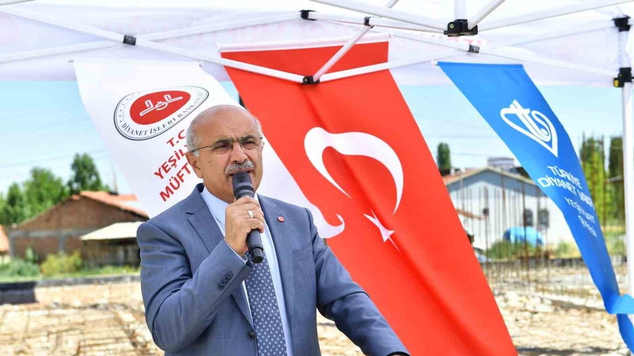 Başkan Er temel atma töreninde Mescid-i Aksa Camisi'nin beton dökümünü durdurdu