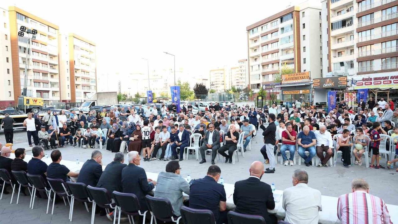 Başkan Ercan Saraycık Mahallesi'nde 'Vatandaş Soruyor, Başkan Cevaplıyor' programında vatandaşlarla buluştu