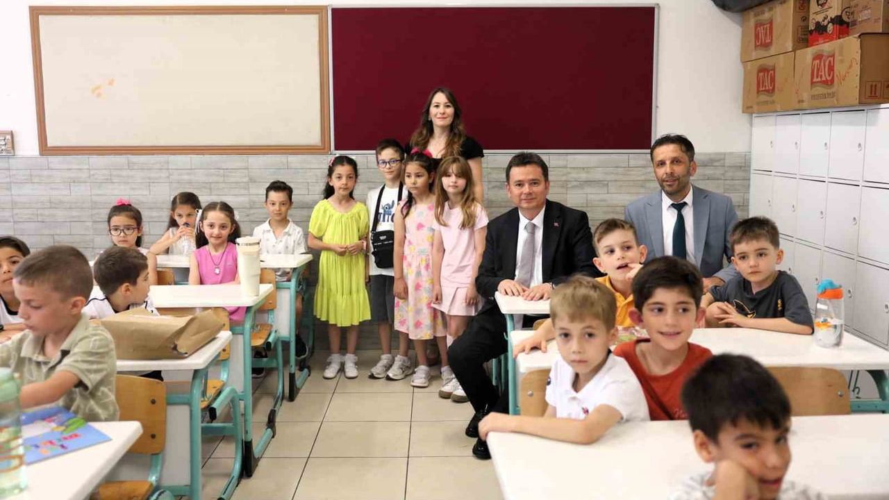 Başkan Erkan Aydın öğrencilere karnelerini verdi
