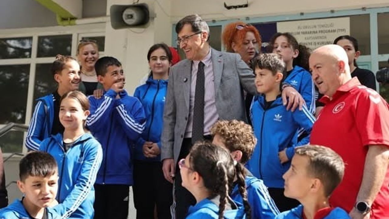 Başkan Eyüp Kahveci Kütahya Spor Ortaokulu ve Lisesi'ni ziyaret ederek öğrencilerle gelecek hedeflerini konuştu