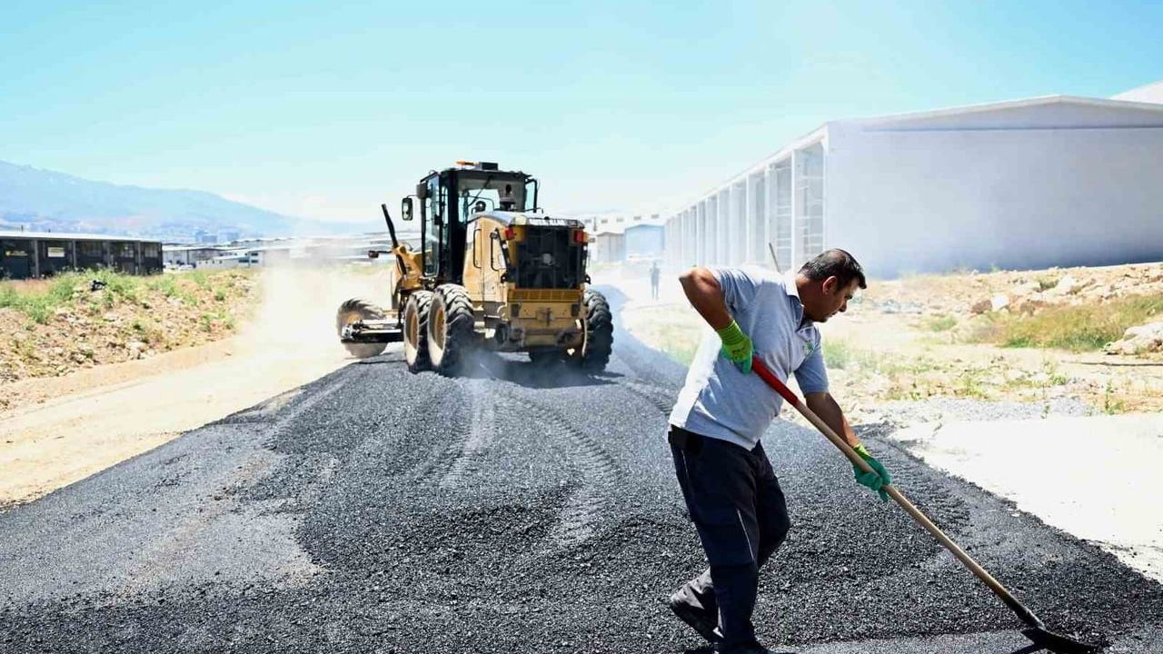 Başkan Geçit: Yeşilyurt'un Her Noktasına Hizmet — Çarmuzu Babuktu'da Yol Yenileme Çalışmaları