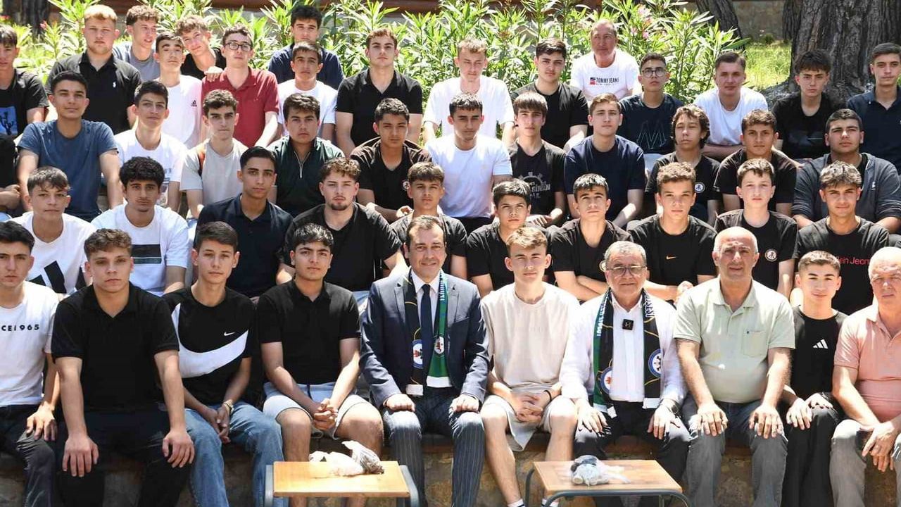 Başkan Hakan Şehirli, Konakpınar Gençlik Merkezi'nde Mimar Sinan Mesleki ve Teknik Anadolu Lisesi Öğrencileriyle Buluştu