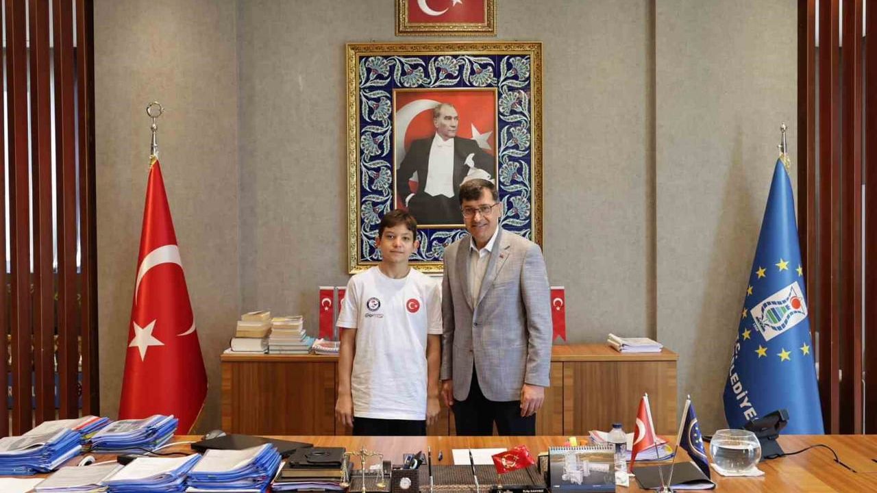 Başkan Kahveci, milli yüzücü Ömer Cengiz'i ağırladı