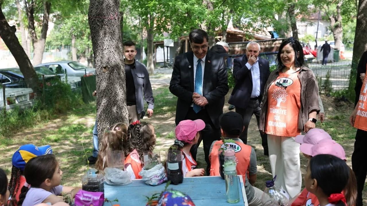Başkan Kahveci, TEMA Vakfı Kütahya Uygulama Bahçesi'nde öğrencilerle buluştu