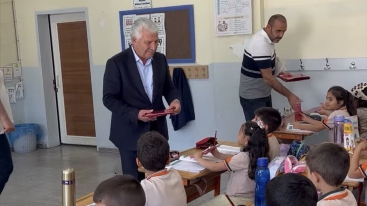 Başkan Karamehmetoğlu Ercan Demirkol İlköğretim Okulu'nda 350 öğrenciye okuma kitabı hediye etti
