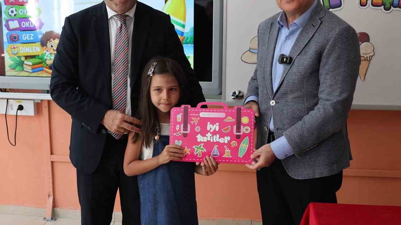 Başkan Özdoğan, Hacılar’da karne coşkusuna ortak oldu