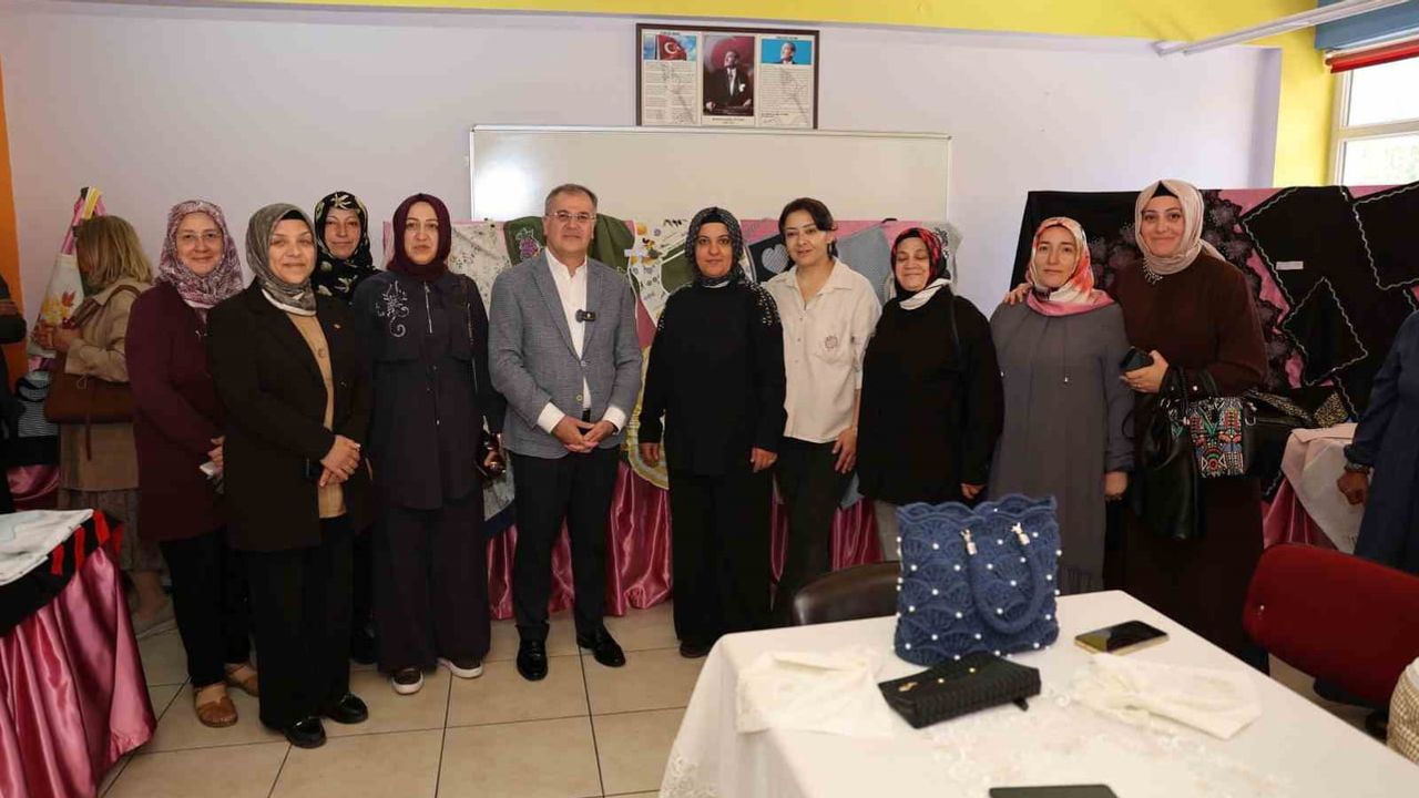 Başkan Özdoğan, Rasim Çetinkaya Halk Eğitim Merkezi yılsonu sergisini inceledi