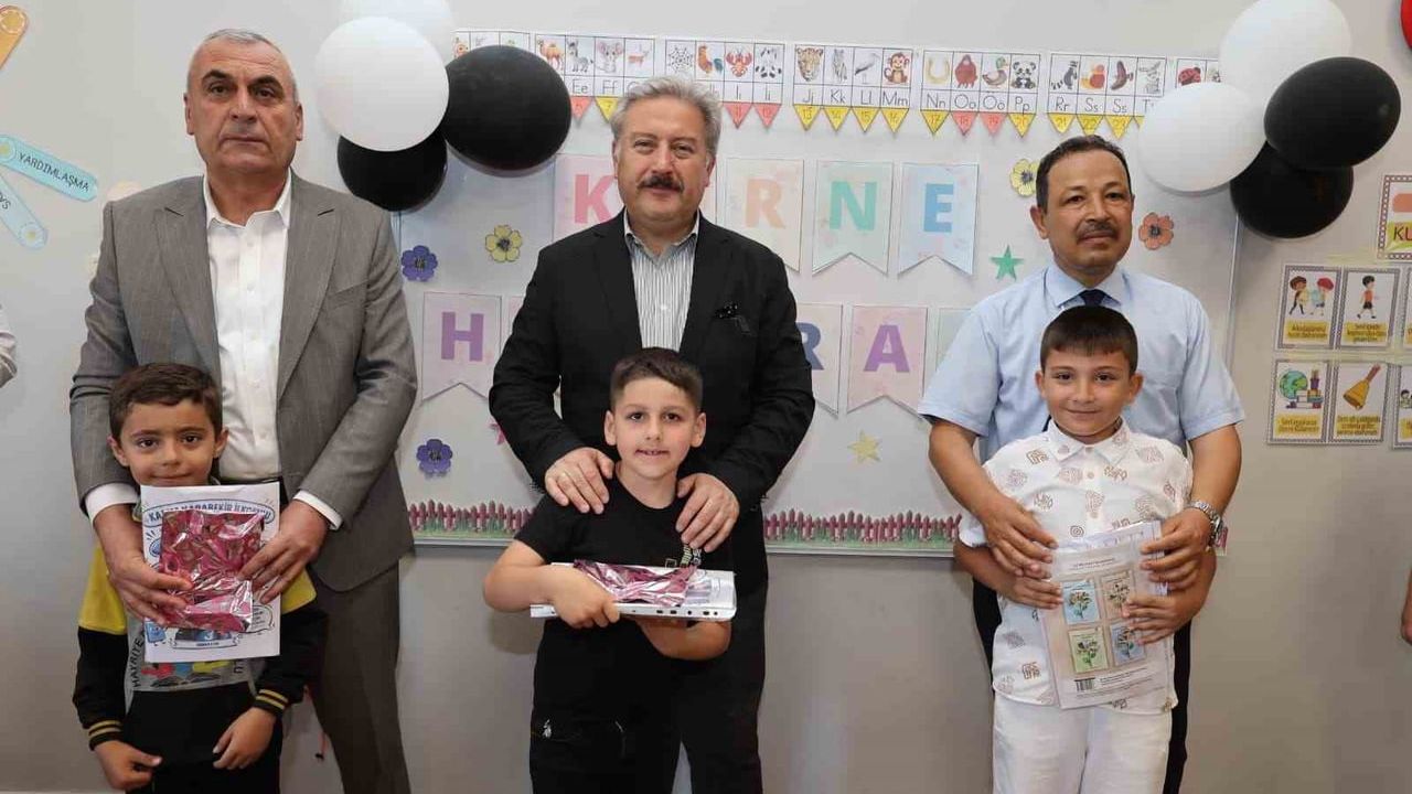 Başkan Palancıoğlu öğrencilerin karne heyecanına ortak oldu