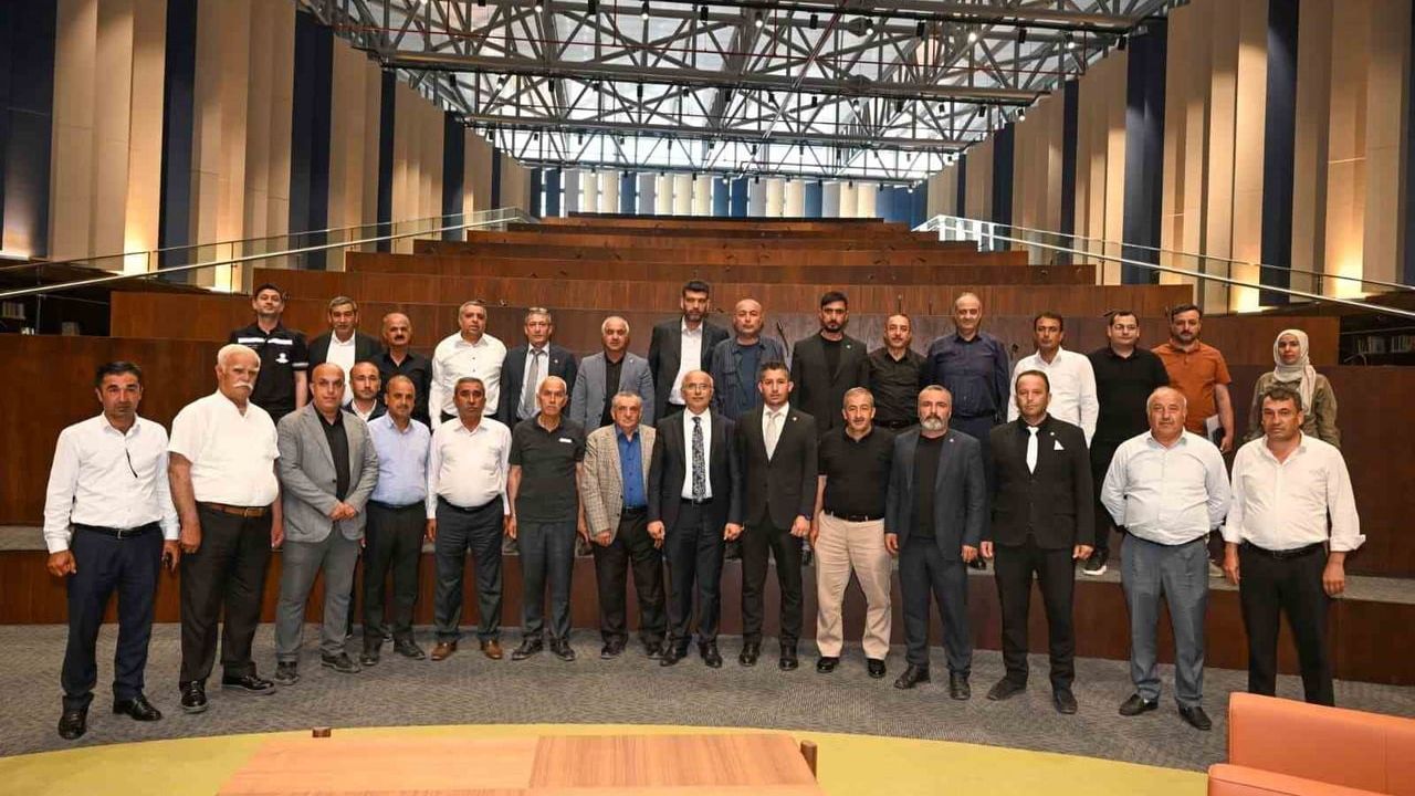 Başkan Sami Er muhtarlarla buluştu: Mahalle talepleri ve yeniden inşa süreci değerlendirildi